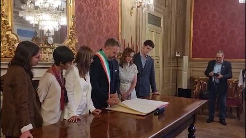 Bologna, Saputo diventa cittadino onorario: la firma con il Sindaco in comune