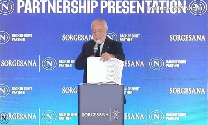 De Laurentiis: "Lo spettacolo è appena cominciato". Poi arrivano le lacrime