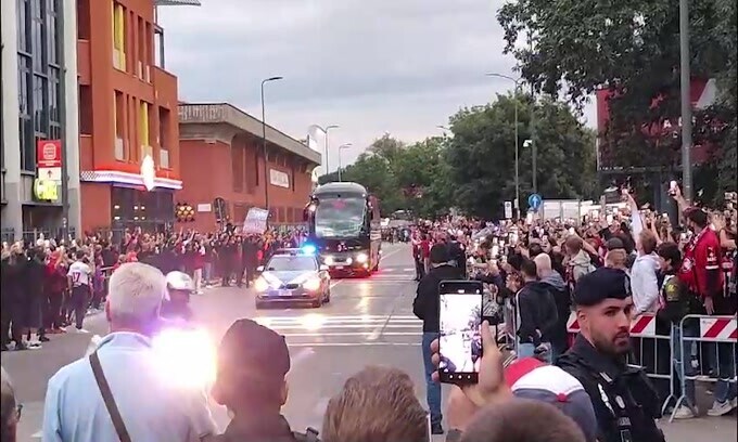 Milan, il pullman rossonero arriva allo stadio