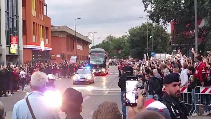Milan, il pullman rossonero arriva allo stadio
