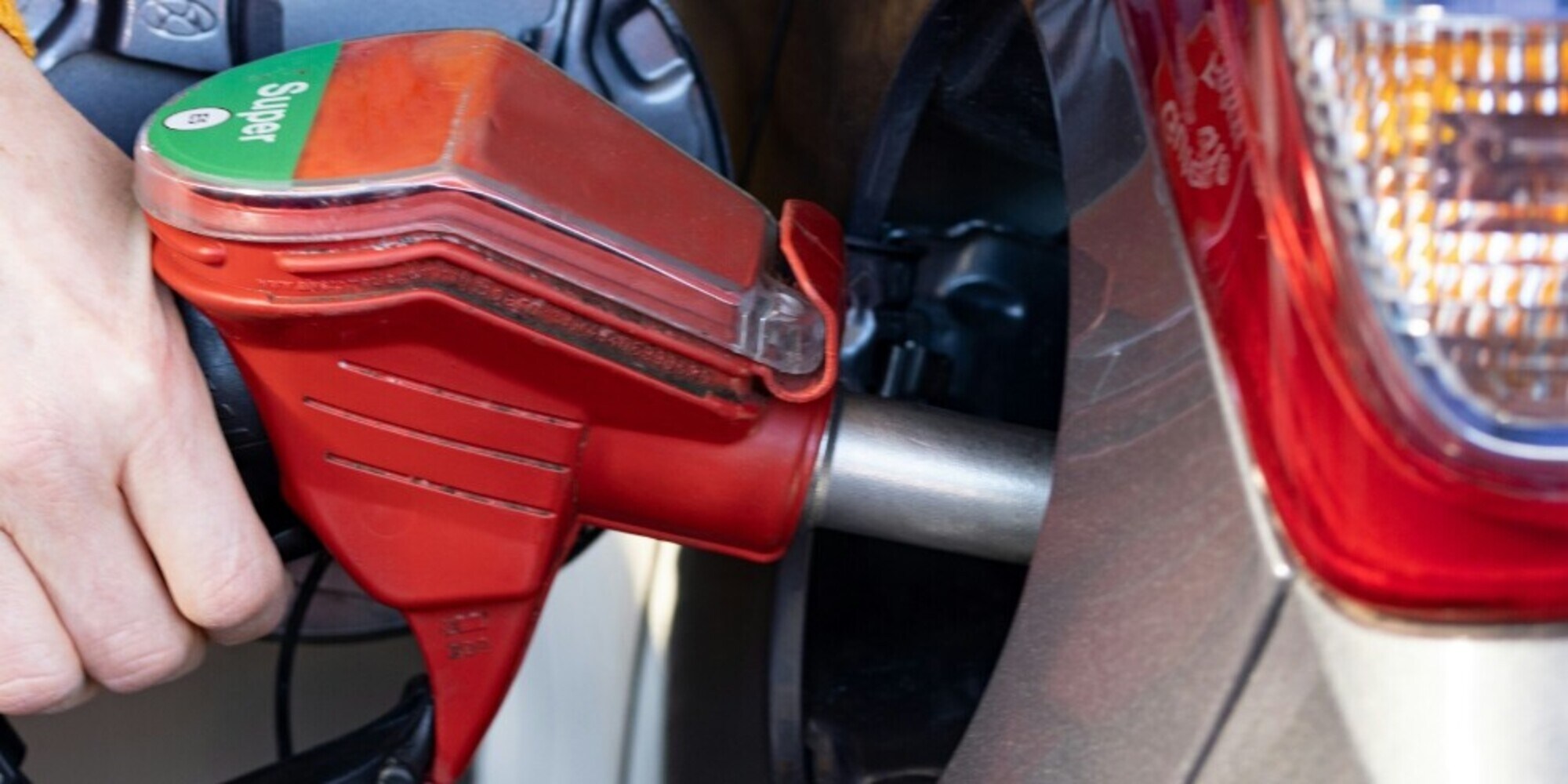 Benzina e diesel scendono ancora: i nuovi prezzi aggiornati