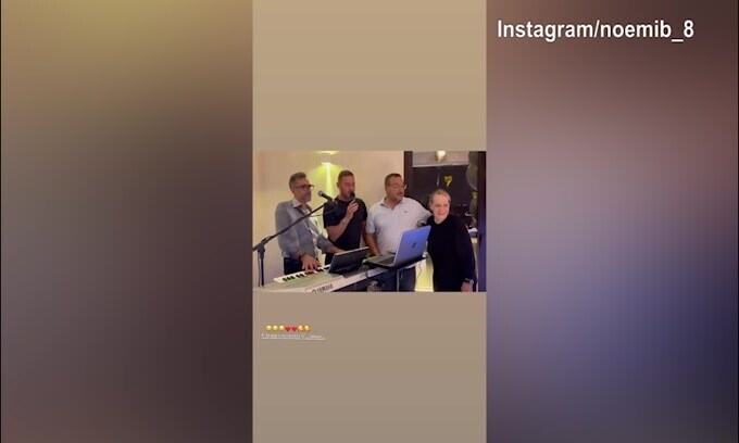 Totti, compleanno al Karaoke cantando "felicità" di Albano