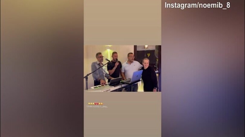 Totti, compleanno al Karaoke cantando "felicità" di Albano