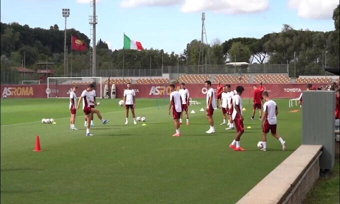 Roma, Juric guida i giallorossi nell'allenamento a Trigoria
