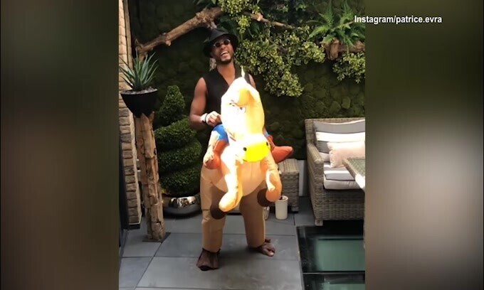 La nuova pazzia di Evra,il cowboy che balla a cavallo