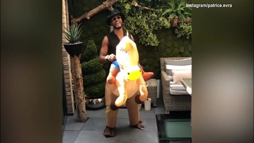La nuova pazzia di Evra,il cowboy che balla a cavallo