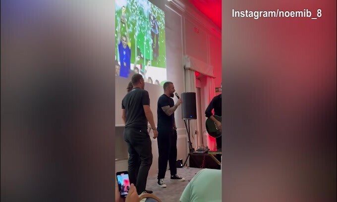 Totti e De Rossi alla prova del canto sulle note di "Ci vorrebbe un amico"