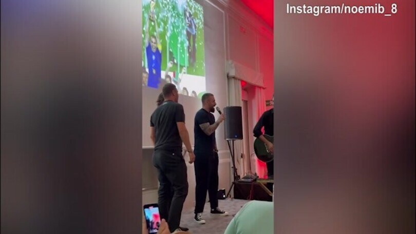 Totti e De Rossi alla prova del canto sulle note di "Ci vorrebbe un amico"