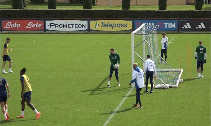 Spalletti che rischio, sfiorato da una pallonata di Retegui
