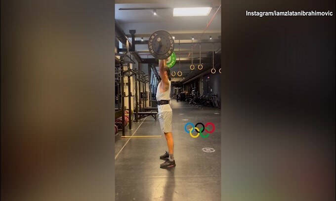 Ibra che forza: sollevamento pesi da campione