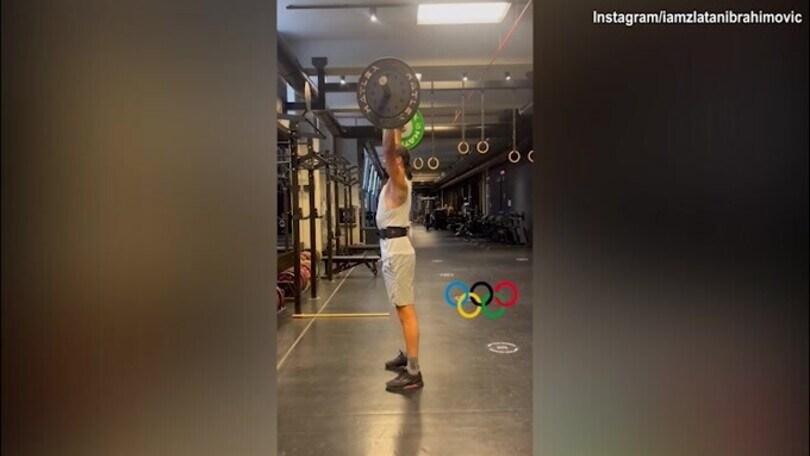 Ibra che forza: sollevamento pesi da campione