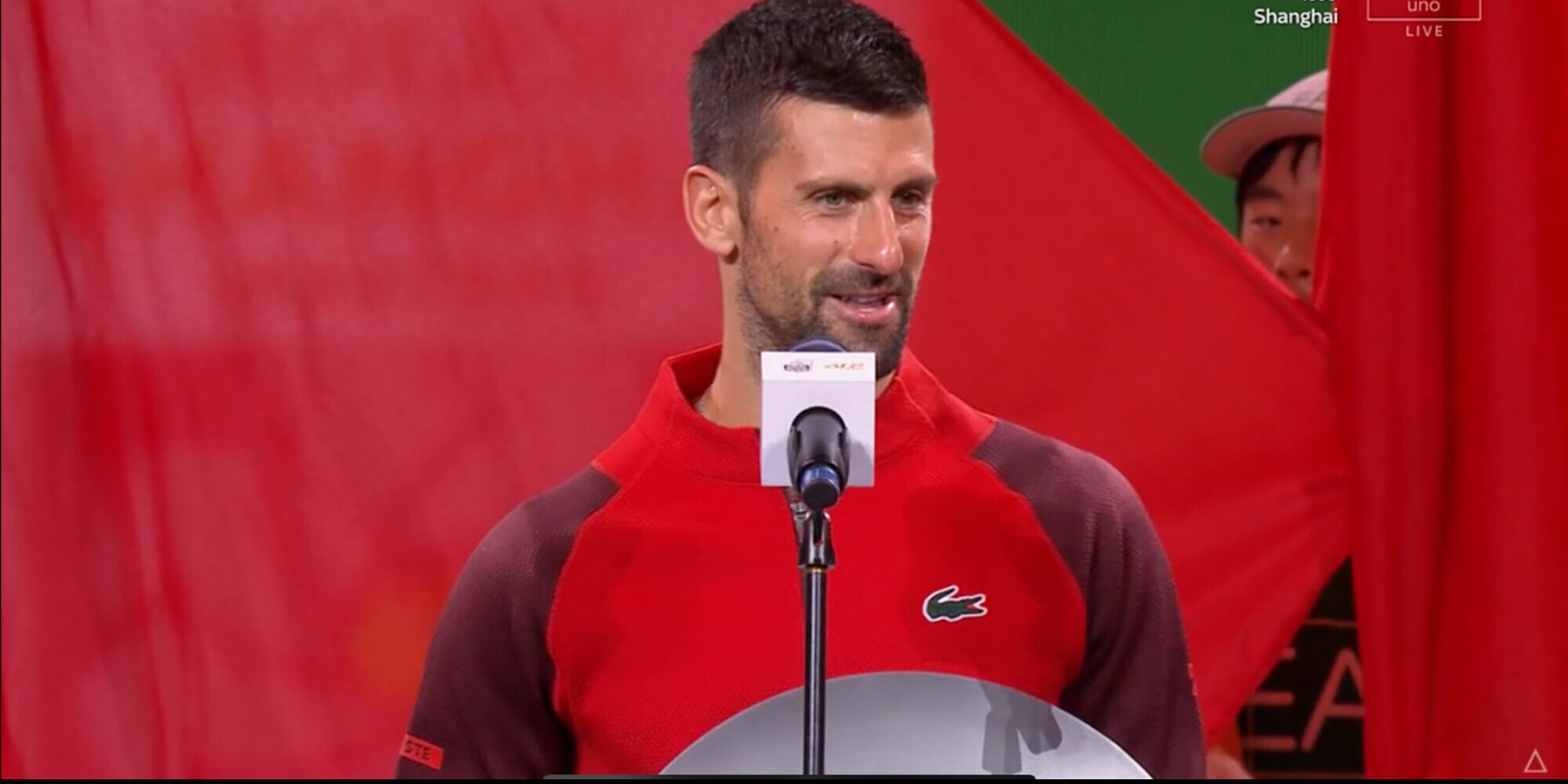 Djokovic a un Sinner regale: “Troppo bravo per me”. Poi si gira sugli spalti…
