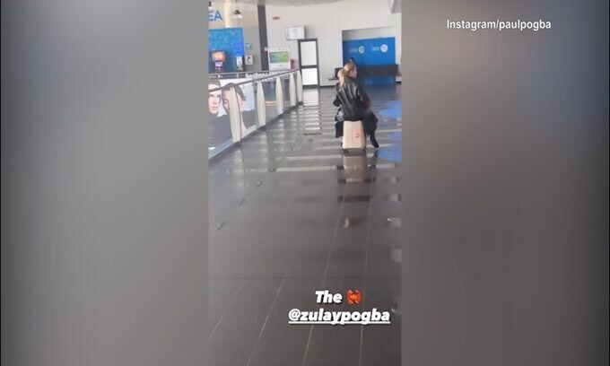 Pogba e la moglie, quante risate in aeroporto