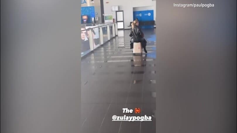 Pogba e la moglie, quante risate in aeroporto