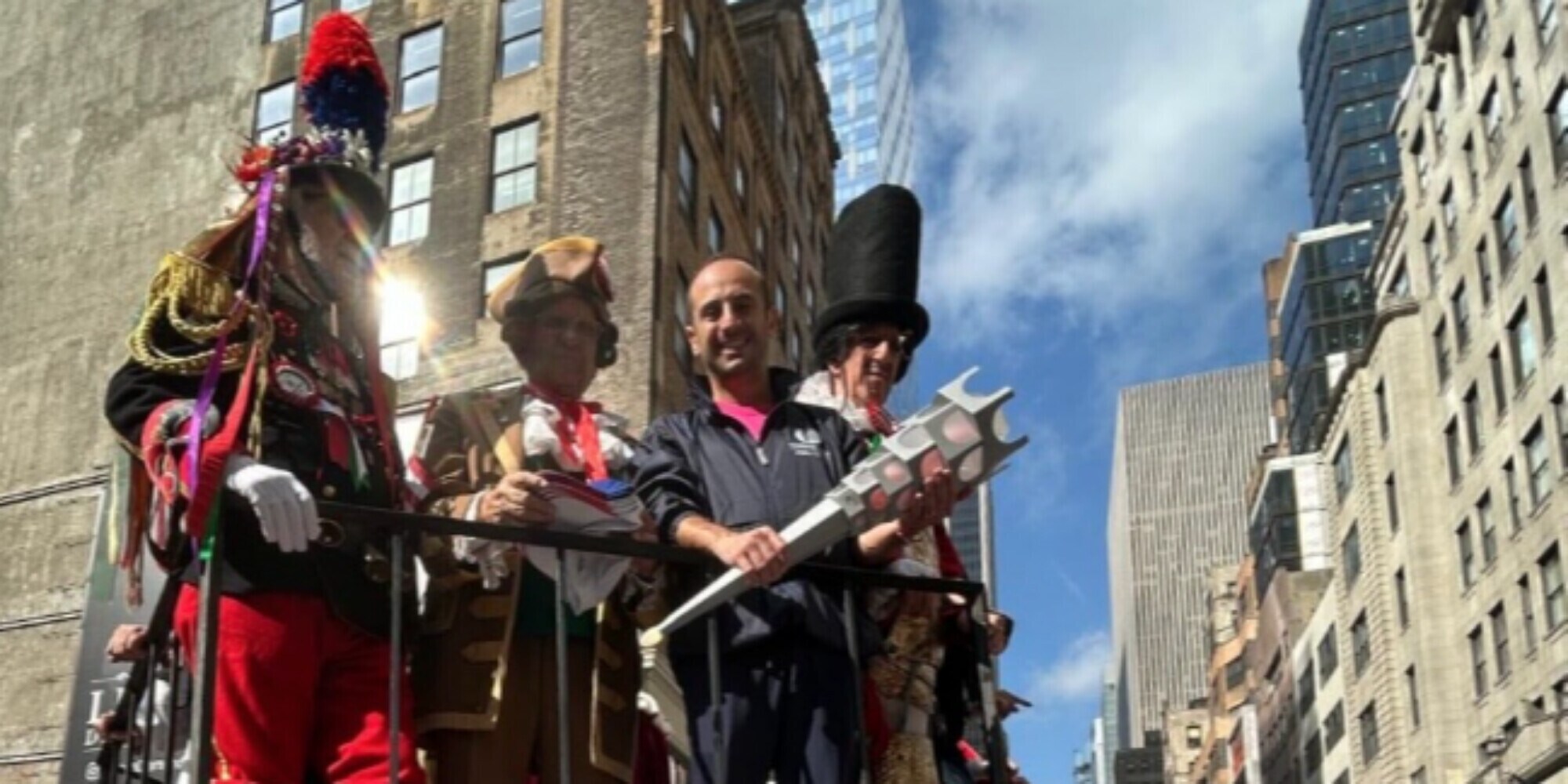 La Torcia dei Torino 2025 FISU Games Winter sfila ai Columbus Day di New York