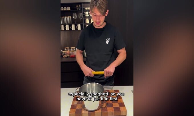 De Roon, ma che fai in cucina? L'olandese fa impazzire...