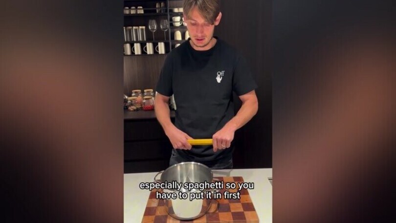 De Roon, ma che fai in cucina? L'olandese fa impazzire...