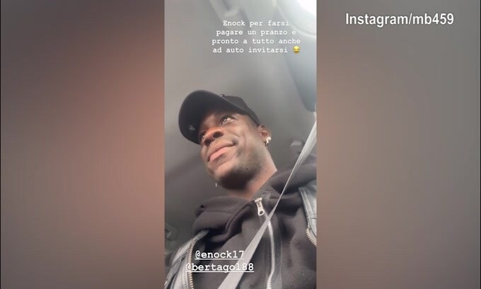 Balo prende in giro il fratello: "Perchè non vuoi pagare?"