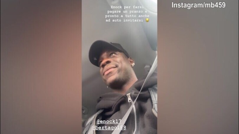 Balo prende in giro il fratello: "Perchè non vuoi pagare?"
