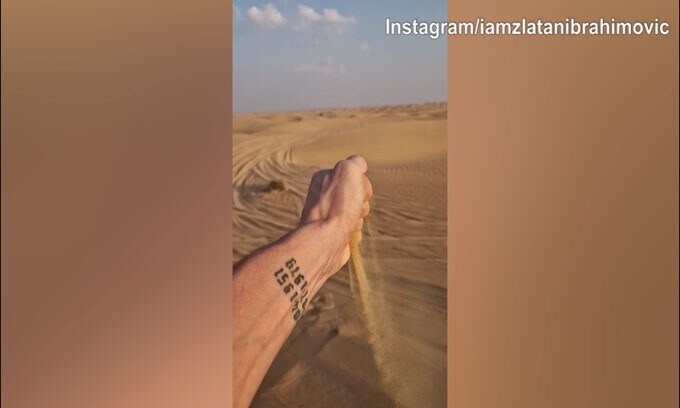 Ibra, nuovo messaggio social? Prende e lancia la sabbia nel deserto
