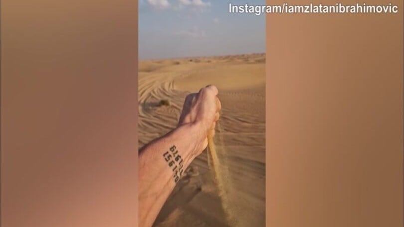 Ibra, nuovo messaggio social? Prende e lancia la sabbia nel deserto