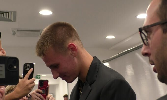 Milan, Camarda firma autografi in mix zone