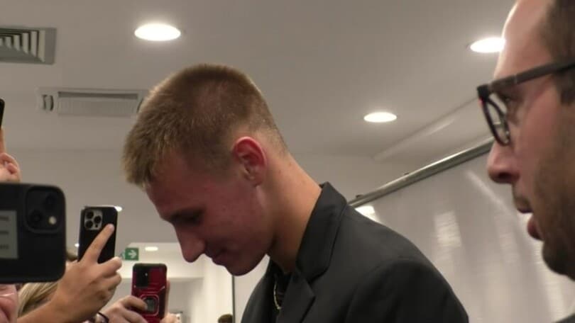 Milan, Camarda firma autografi in mix zone