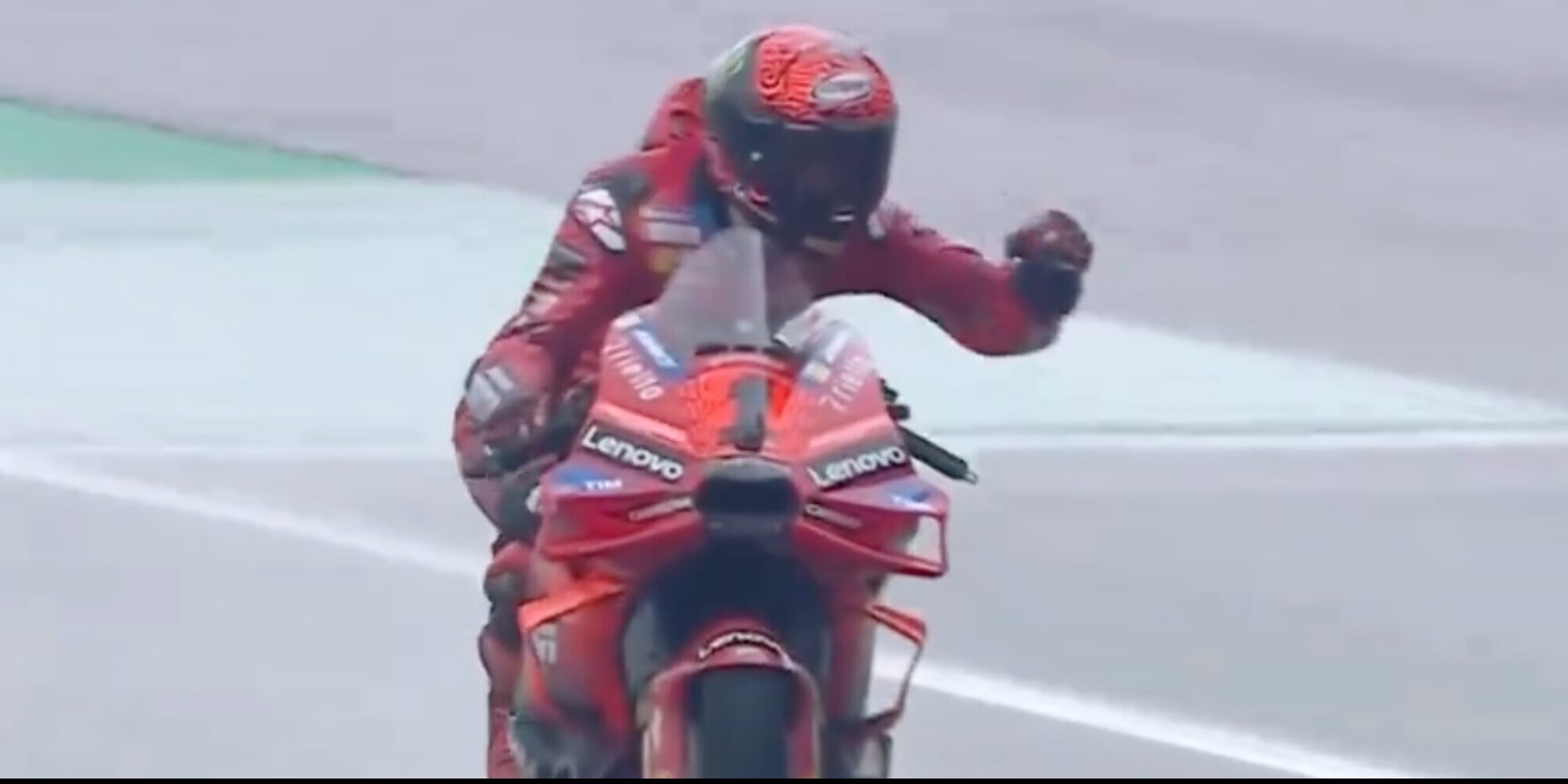 Bagnaia, l’urlo nella pioggia! In Thailandia succede di tutto: Marquez va giù