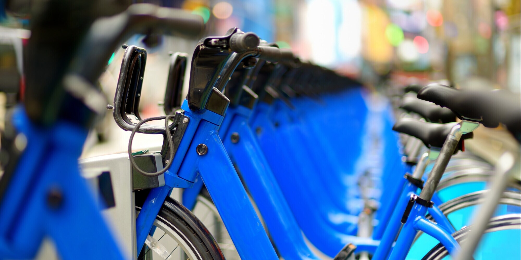 A Milano è boom del bike sharing, ma calano i monopattini
