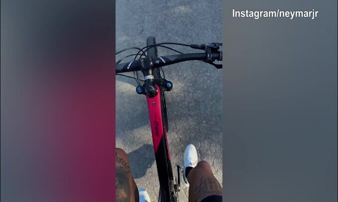 Neymar, corsa in bici per rientrare dall'infortunio