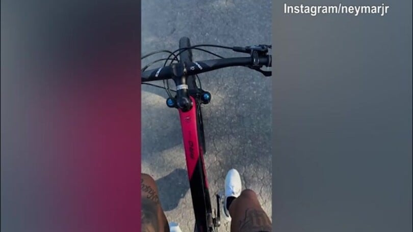 Neymar, corsa in bici per rientrare dall'infortunio