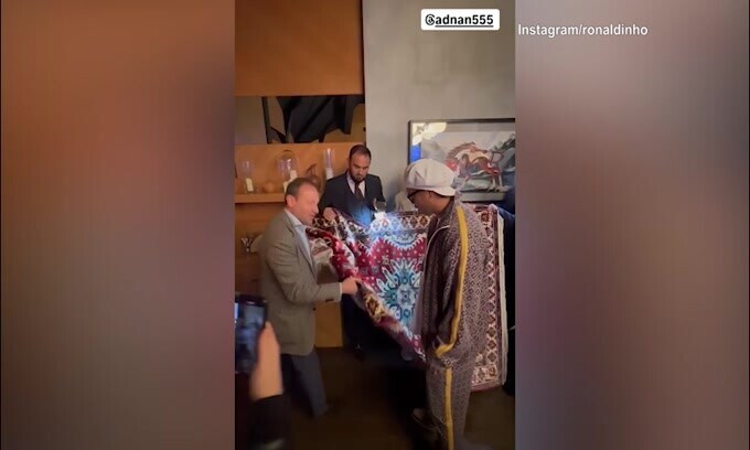 Ronaldinho riceve un regalo inaspettato in Azerbaijan