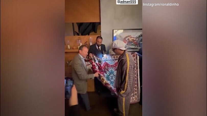 Ronaldinho riceve un regalo inaspettato in Azerbaijan