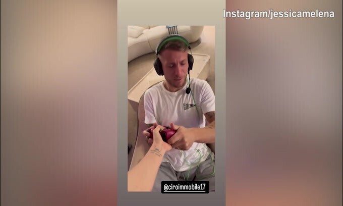 Jessica "disturba" Ciro, ma lui ha in testa solo....la playstation!