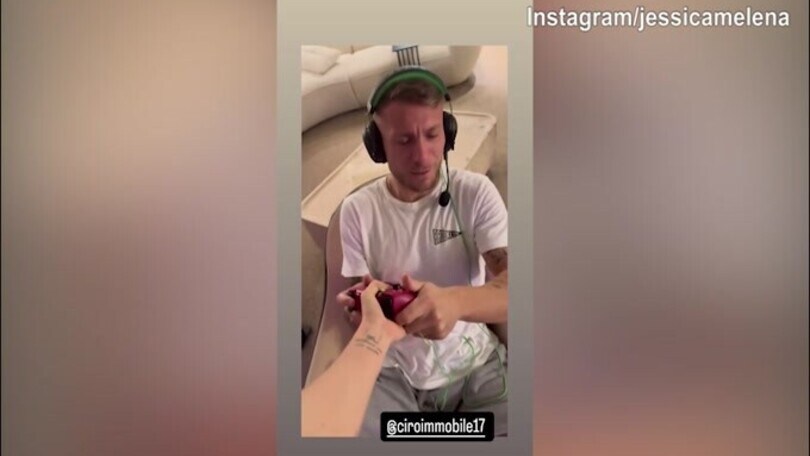 Jessica "disturba" Ciro, ma lui ha in testa solo....la playstation!