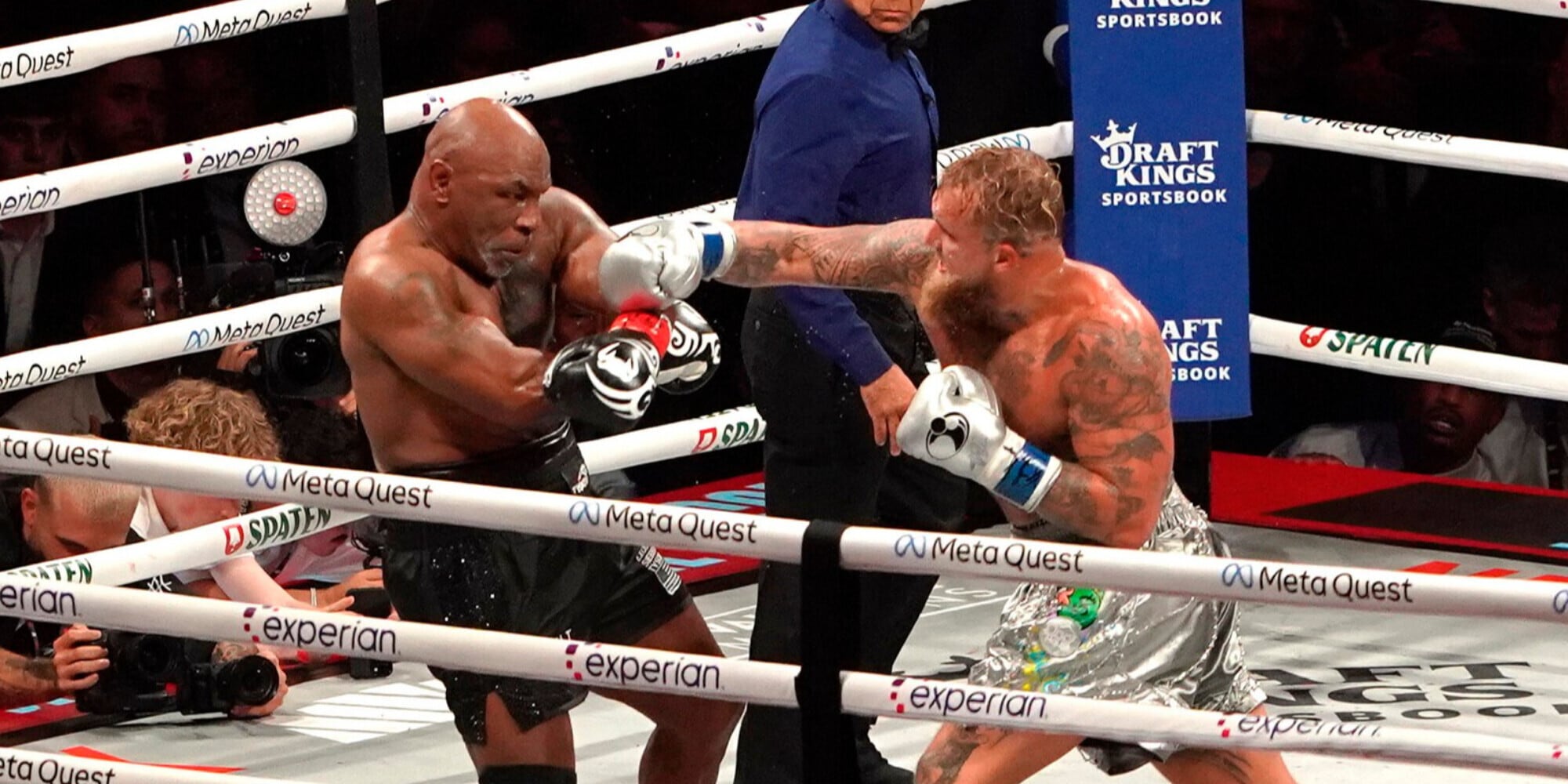 Mike Tyson, fine dello show: Paul vince ai punti e poi si inchina