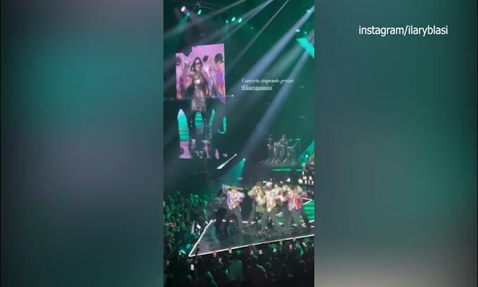 Ilary Blasi sugli spalti per Laura Pausini