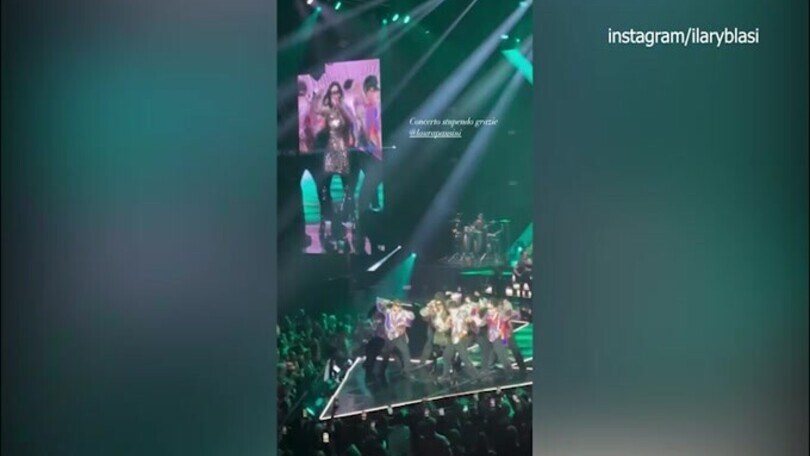 Ilary Blasi sugli spalti per Laura Pausini