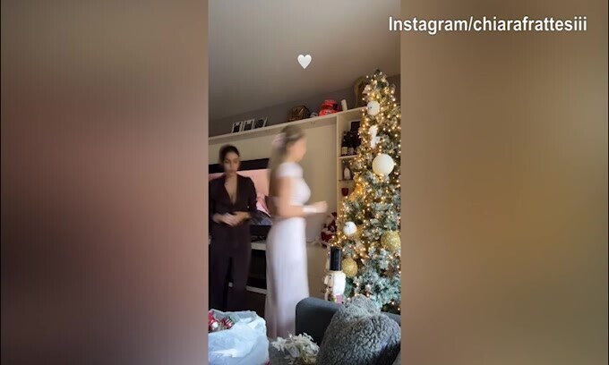 - 35 a Natale, Chiara Frattesi "costruisce" l'albero