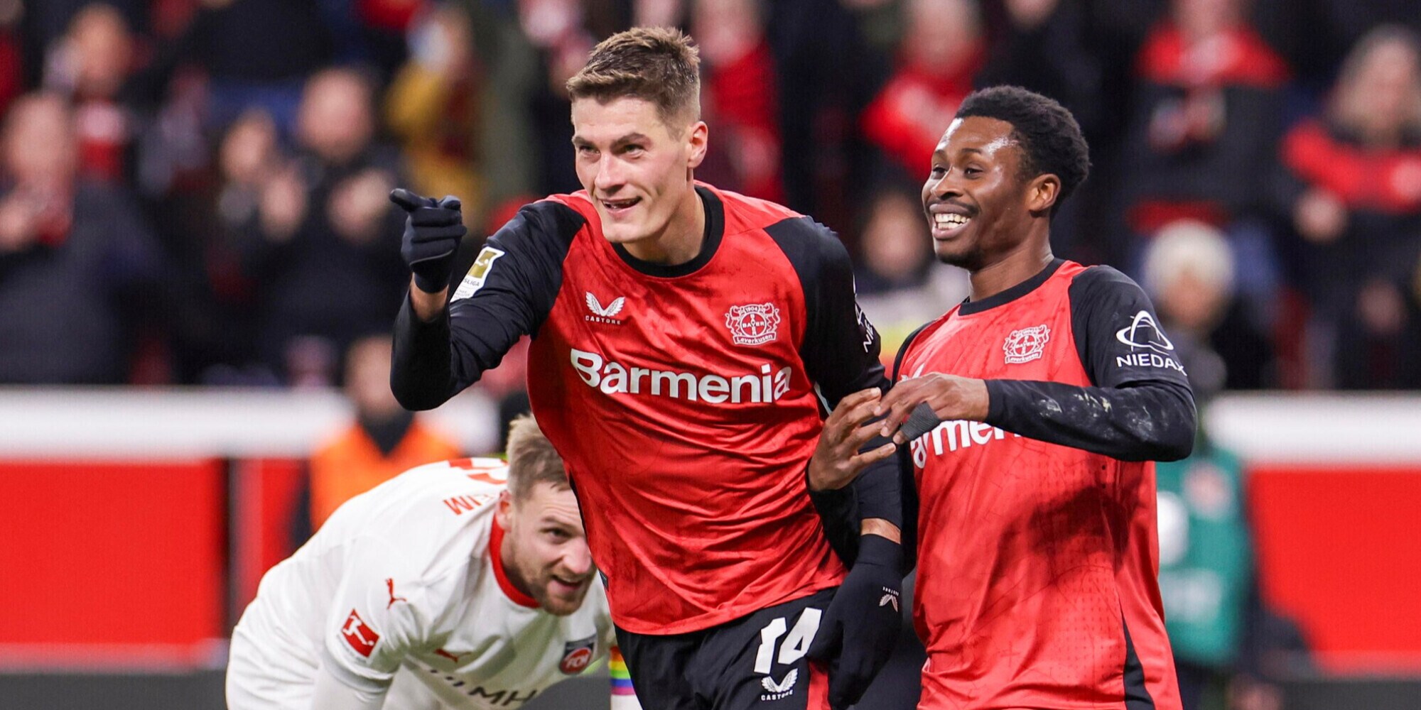 Schick trascina il Bayer con una tripletta. Poker Dortmund, crolla il Lipsia