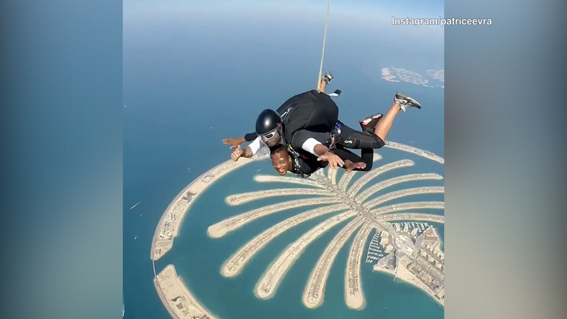 Evra si lancia col paracadute a Dubai
