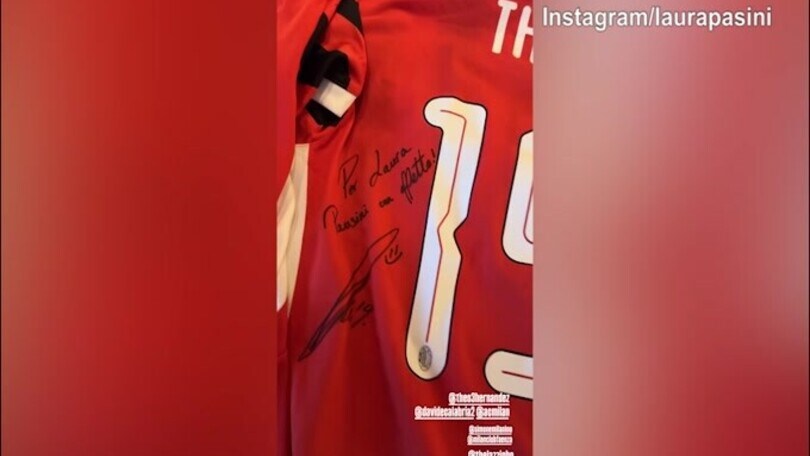 Laura Pausini impazzisce per il regalo del Milan!