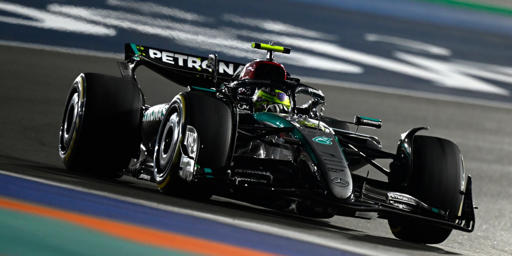 Lewis, il triste addio tifando per la Rossa