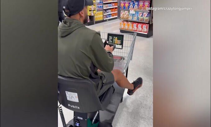 Jacobs che combini? Il video nel supermercato è esilarante