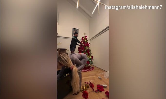 Douglas Luiz e Alisha Lehmann costruiscono l'albero di Natale.. a suon di baci