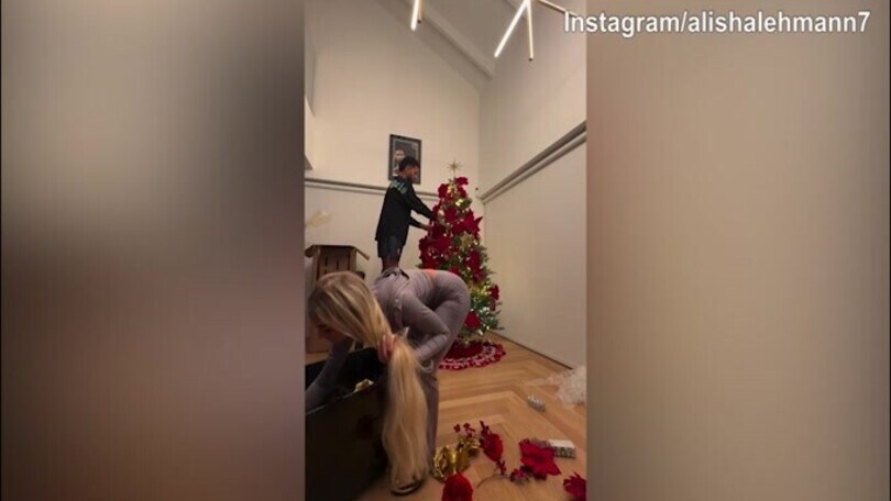 Douglas Luiz e Alisha Lehmann costruiscono l'albero di Natale.. a suon di baci