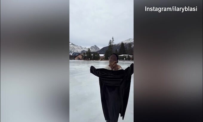 A Saint Mortiz c'è Ilary Blasi che si gode la neve ed il panorama