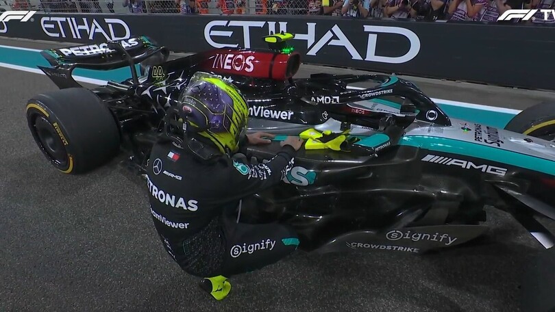 Hamilton, la fine di un’era: in ginocchio tra le lacrime davanti alla sua Mercedes
