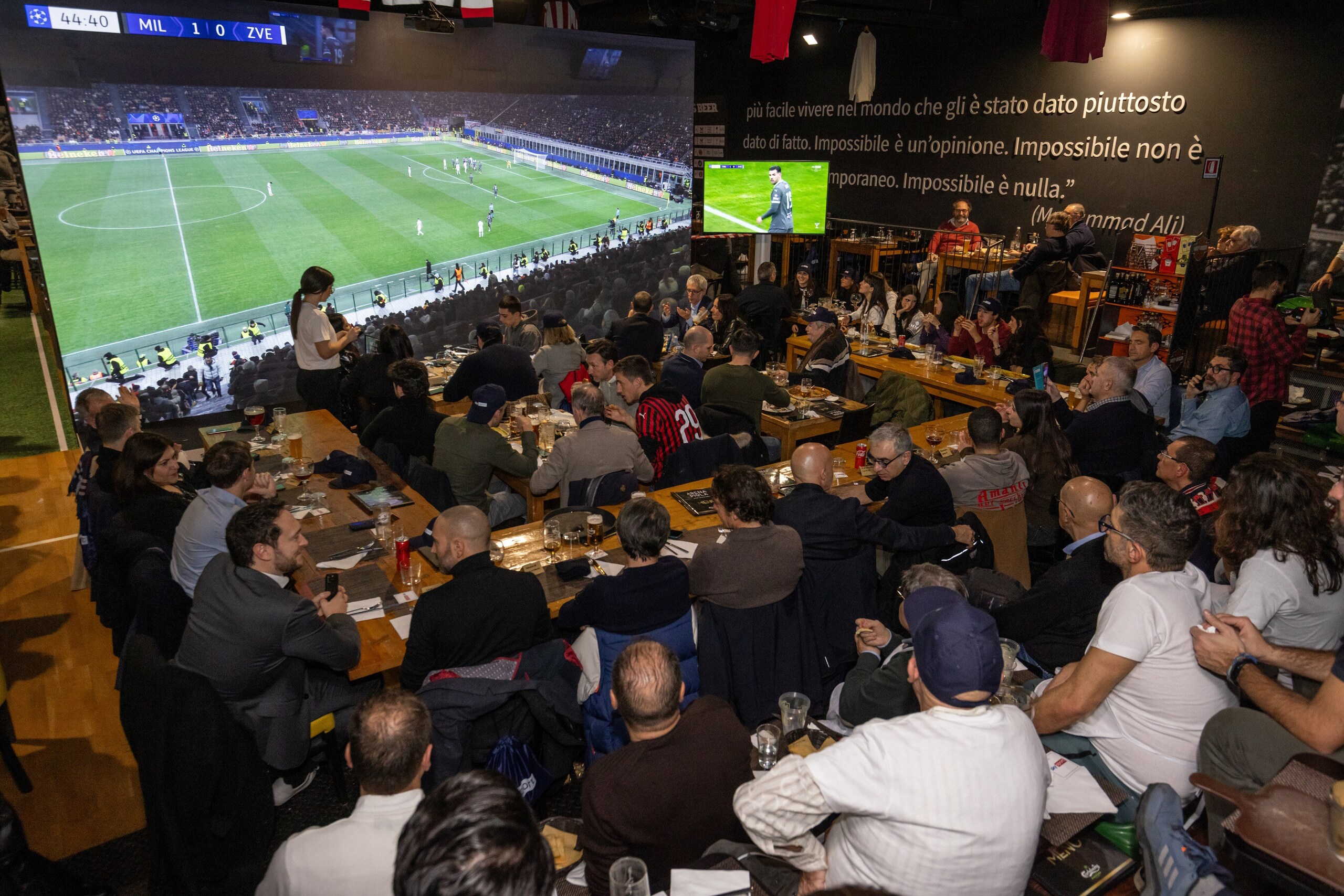 “Al bar come allo stadio”: Milan-Stella Rossa con i tifosi