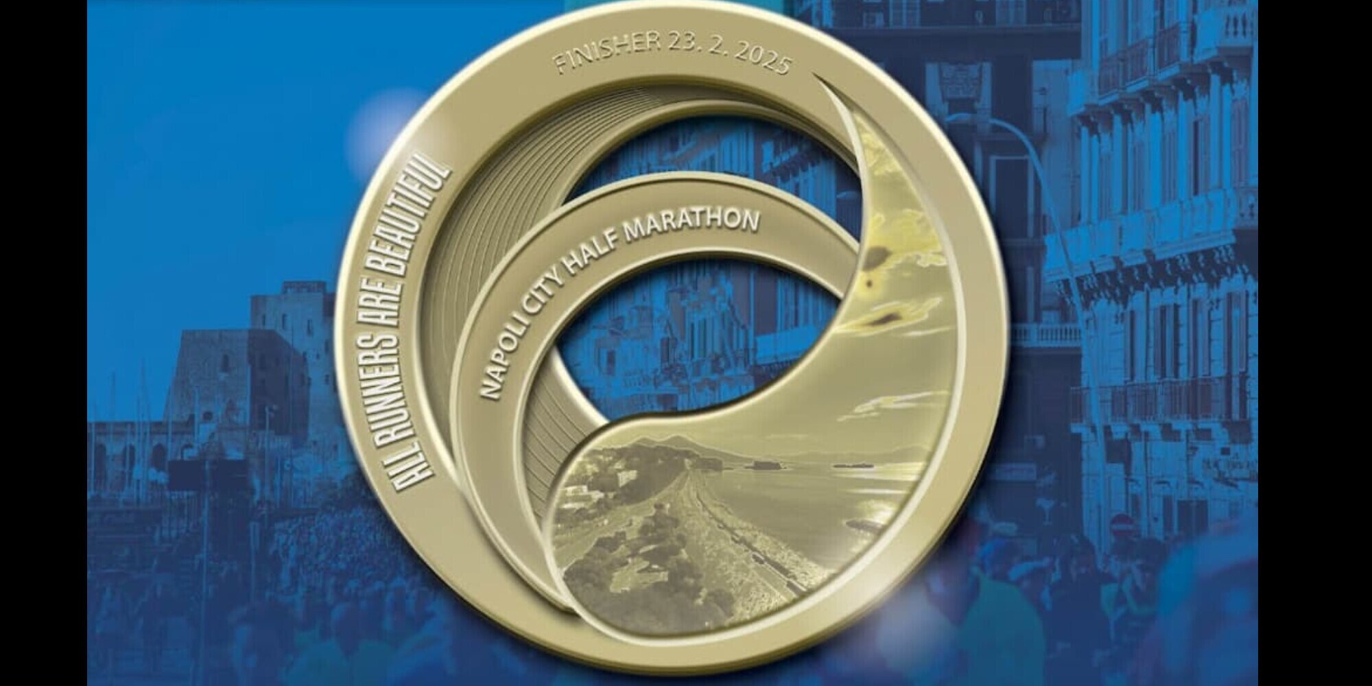 La medaglia della Napoli City Half Marathon, un pezzo d’arte dalle forme sinuose. Si corre domenica 23 febbraio 2025